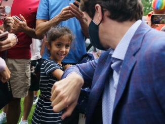 Justin Trudeau saludando a un infante